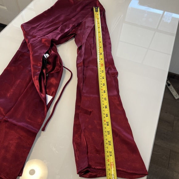 Rumored Dress Women XS Sweet Talker Mini Dress Merlot NWT  Bell Sleeve Open Back - Picture 9 of 9